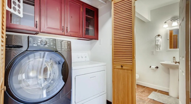 Номер Standard Mount Royal Condos #501 2 Bedroom Condo by RedAwning