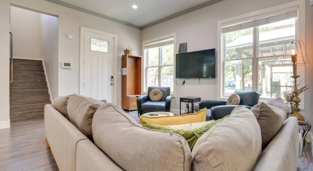 Коттедж с 3 комнатами с балконом Modern Home < 1 Mi to Dwtn San Antonio & Riverwalk