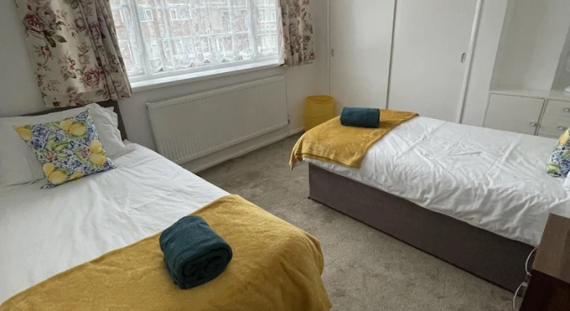 Immaculate 3-bed House in Luton, Забронировать Отель Отели Англии 3 звезды, 3*
