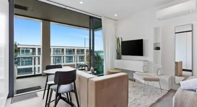 Апартаменты Sleek Modern Studio with Balcony by Zodiak Stays