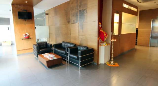 OYO 623 Hotel Suncity Premiere, Varaa Hotelli Hotellit New Delhi uima-altaalla, Uima-allas