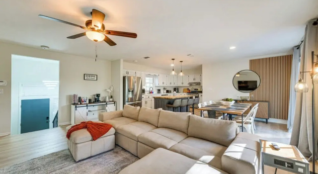 Inviting Columbus Home w/ Deck: 7 Mi to Downtown!, Rezerwuj Hotel Hotele 3-gwiazdkowe w Columbus, 3*