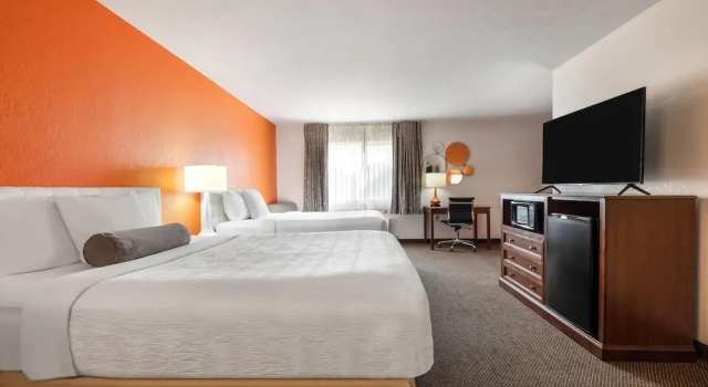 Люкс Howard Johnson by Wyndham Oacoma Hotel & Suites
