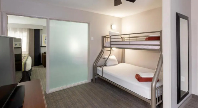 Четырёхместный люкс c 1 комнатой Country Inn & Suites by Radisson, Fargo, ND