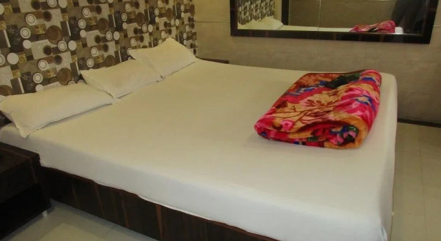 Hotel Saroja Palace