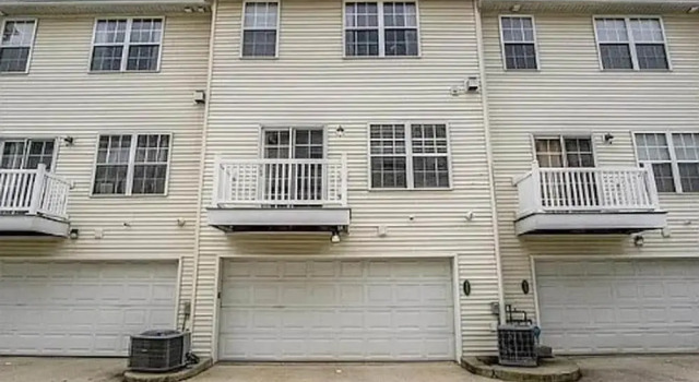 Апартаменты Walk to Notre Dame Spacious 3BR Townhome w Garage Family-friendly Amenities 123p