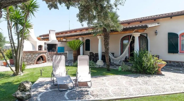 Вилла с 3 комнатами Villa LA CESA & Villino LA CASETTA Holiday Houses CON JACUZZI
