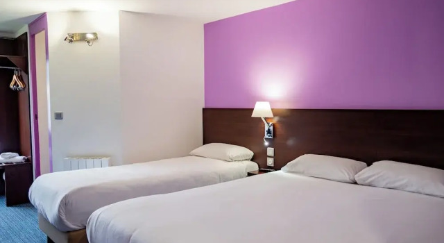 Четырёхместный номер Standard Contact Hotel Restaurant La Chaumière entre Orgeval et Flins A13 sortie 8