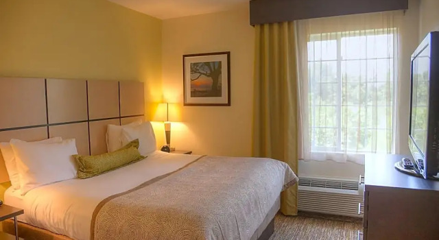 Четырёхместный люкс c 1 комнатой Candlewood Suites Alexandria by IHG