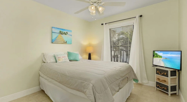 Estero Cove 523 - Beautifully Updated!! 2 Bedroom Condo by RedAwning, Забронировать Апартаменты/квартира Отели Истеро с парковкой, Парковка