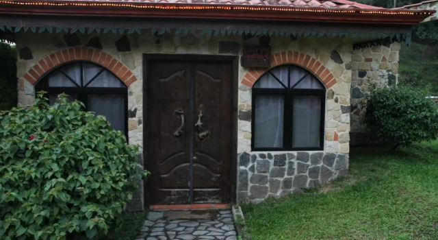 Бунгало Deluxe Gingerbread Restaurant & Hotel