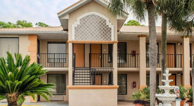 Кровать в общем номере Quality Inn near Manatee Springs State Park