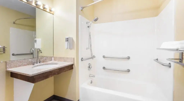 Номер Standard с балконом Days Inn by Wyndham Simpsonville