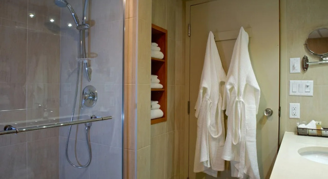 Четырёхместный номер Standard с балконом Hôtel Castel