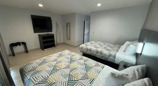 Четырёхместный люкс Deluxe Englewood Inn & Suites