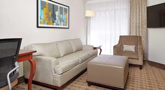 Двухместный люкс Conference Style с 2 комнатами DoubleTree Suites by Hilton Nashville Airport