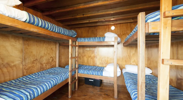 Кровать в общем номере с балконом The Rock Adventure Cruise
