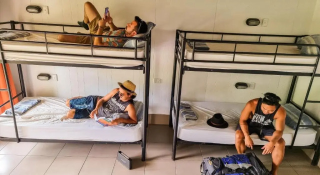 Кровать в общем номере Nomads Airlie Beach