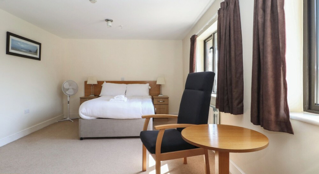 Marine Court First-floor Double Bedroom With Wet Room, Забронировать Отель Отели Исторического графства Суссекса с парковкой, Парковка