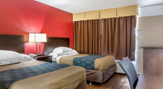 Четырёхместный номер Standard Econo Lodge Shorewood