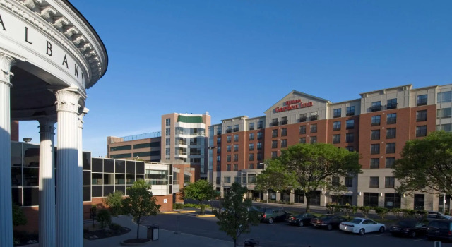 Кровать в общем номере Hilton Garden Inn Albany Medical Center