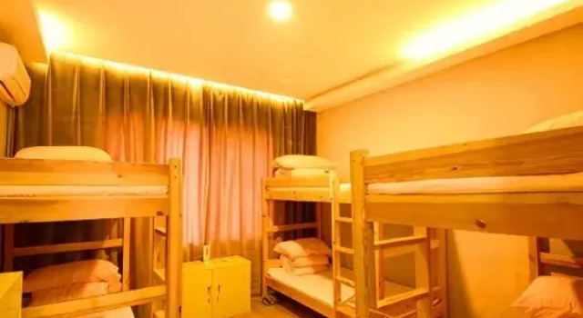 Кровать в общем номере (мужской номер) Crystal Crown Hotel Kuala Lumpur