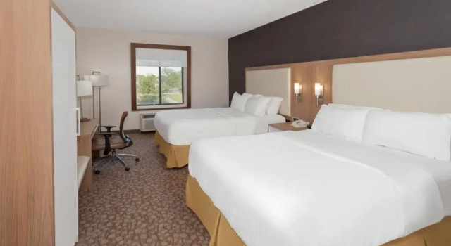 Четырёхместный номер Standard Holiday Inn Express Hotel & Suites Dayton West - Brookville by IHG