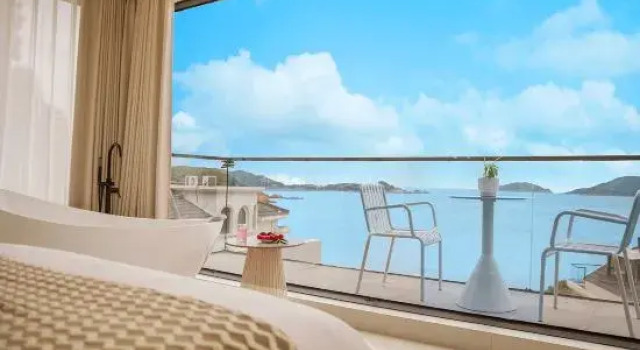Люкс с балконом и seafront MaxHotel