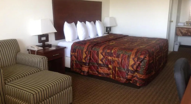 Полулюкс Deluxe America Inn & Suites