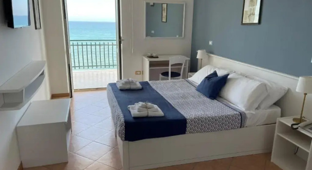 Standard Doppel Zimmer mit Balkon und mit Meerblick Perla Hotel