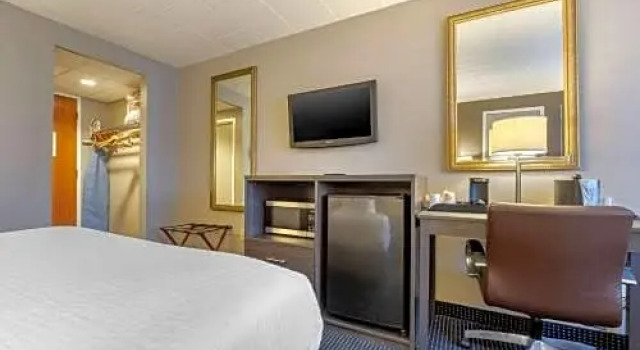 Четырёхместный номер Standard с видом на внутренний двор Clarion Hotel Conference Center New Cumberland