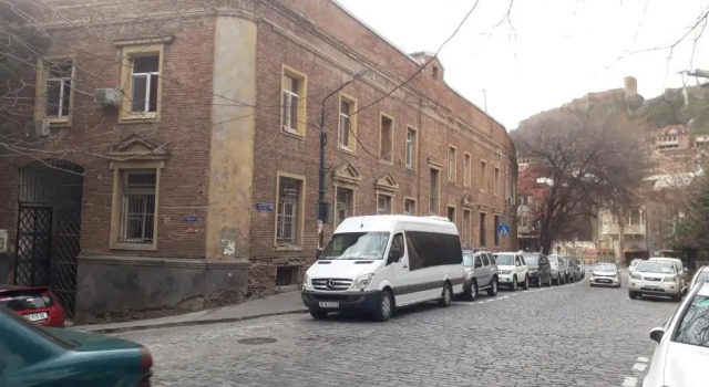 Leselidze Guest House, Забронировать Гостевой дом Отели Тбилиси с парковкой, рядом с Парк Рике, Парковка