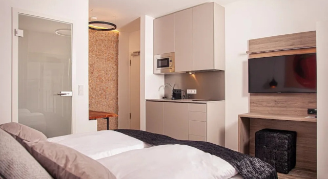 Balkonlu Standart bodrum kat daire The Faces Berlin