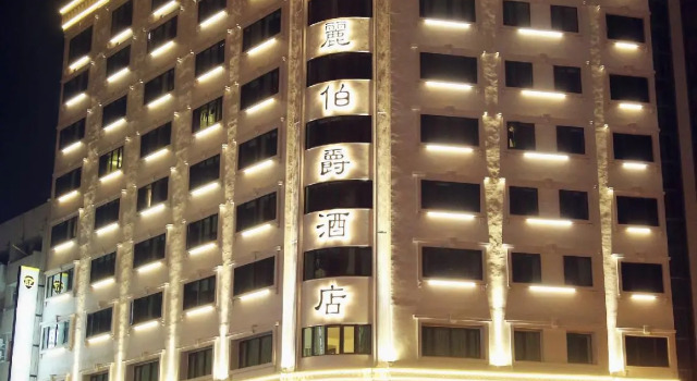 Четырёхместный номер Standard Grand Earl Hotel