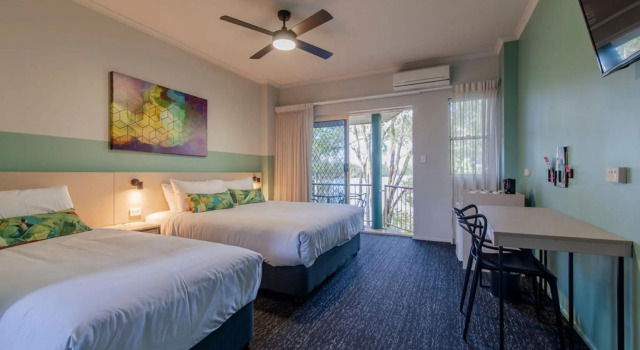 Waterfront Hotel, Book Hotel Diddillibah Queensland