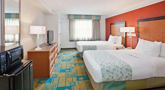 Четырёхместный номер Deluxe Norwood Inn & Suites Merrillville