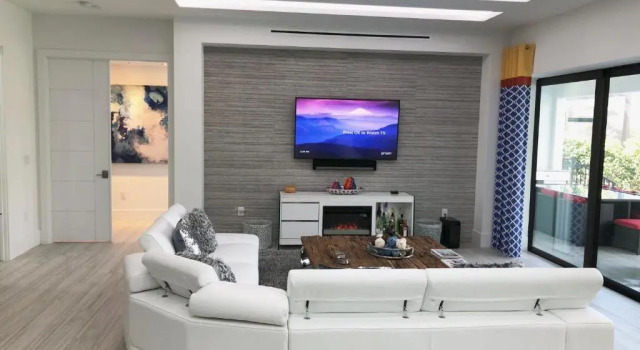 Коттедж IN CONSTRUCTION BEACH 5 Min WALK HEATED POOL OUTDOOR KITCHEN MODERN