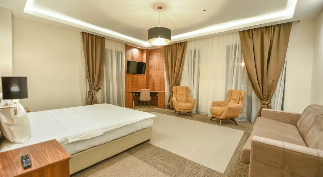 Четырёхместный семейный номер Standard с балконом Hotel Lazaro