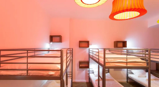 Giường trong phòng ngủ tập thể First Hostel Bucharest