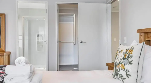 Comfy 4BR Home w/ Mt. Wellington View Zodiak Stays, Rezerwuj Hotel Hotele w Auckland Region z parkingiem, Parking