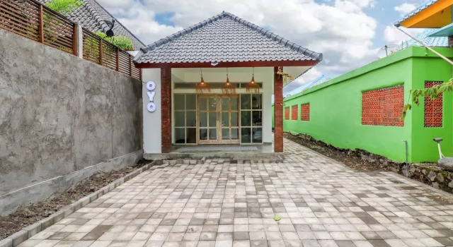 Uma Menuh Guest House by OYO Rooms, Book Pension Gæstehuse i Medahan, Pension