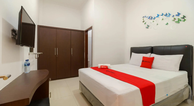 RedDoorz near Kejaksan Station Cirebon 2