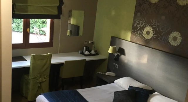 Logis Hôtel Le Mistral - Restaurant - Montélimar Sud, Забронировать Отель Шатонеф-дю-Рон Drôme Provençale