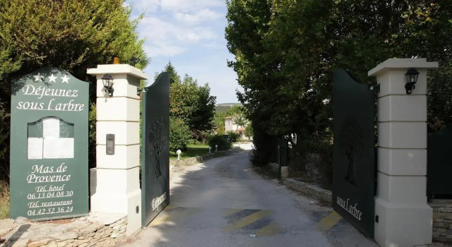 Logis Hôtel Déjeunez Sous L'Arbre, Rezerwuj Hotel Rousset Carros