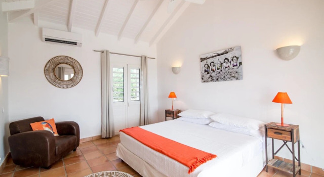 Walk to the Beach, Pool, AC, Free Wifi, Concierge Service, Near Shops, Restaurants