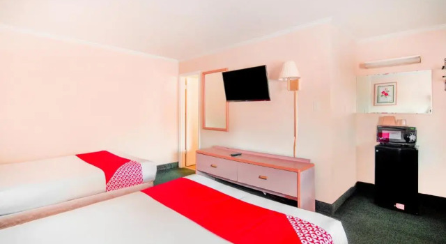 Четырёхместный номер Standard OYO Hotel Durham West Hills