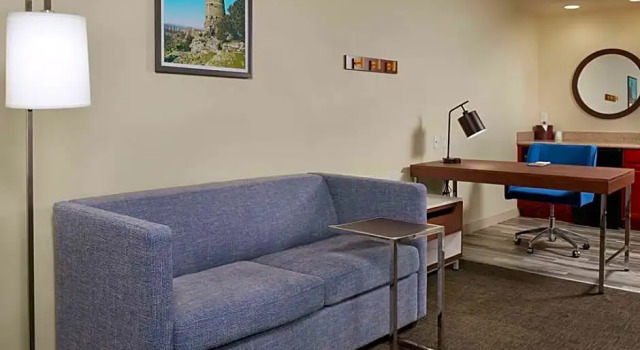 Четырёхместный люкс Hampton Inn & Suites Phoenix-Surprise