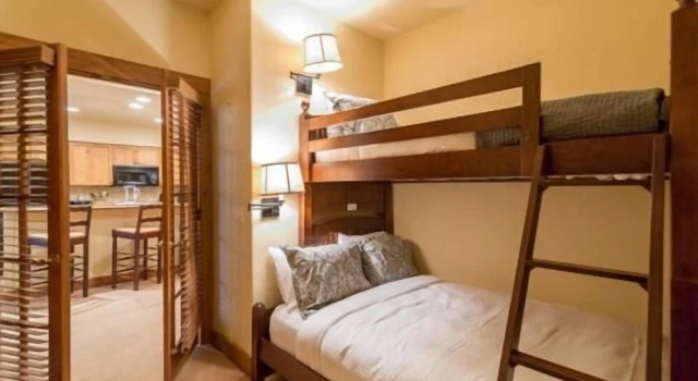 2106 Timberline Lodge, Trappeur's Crossing Apartment 2, Забронировать Апартаменты/квартира Отели Стимбот-Спрингса с парковкой, рядом с Preview Ski Lift, Парковка