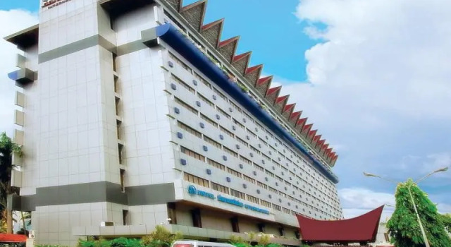 Кровать в общем номере Hotel Danau Toba International