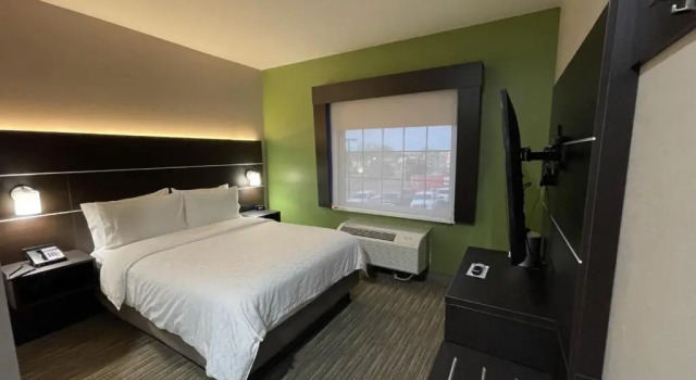 Люкс с 2 комнатами Holiday Inn Express Hotel and Suites Ada by IHG